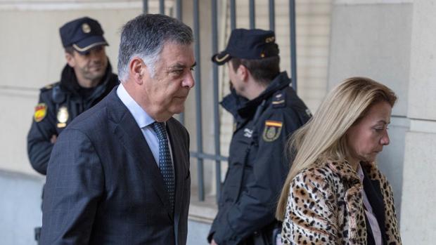 El exconsejero de Empleo José Antonio Viera a su llegada a la Audiencia de Sevilla