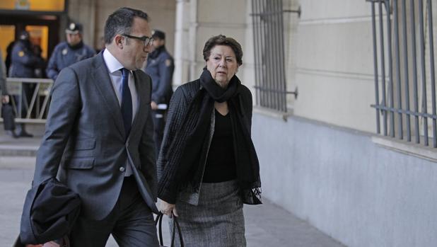 La exconsejera de Hacienda Magdalena Álvarez, acompañada de su letrado, en el juicio