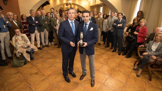 Enrique Ponce, con el presidente de la Sociedad Propietaria de la plaza de toros de Córdoba, Rafael Centeno