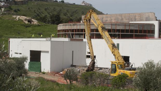 Las máquinas tiran el edificio que la Junta levantó en los años 90 junto a los Dólmenes