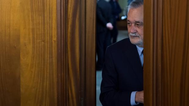 José Antonio Griñán, expresidente de la Junta de Andalucía, llegando a la sala de la Audiencia de Sevilla