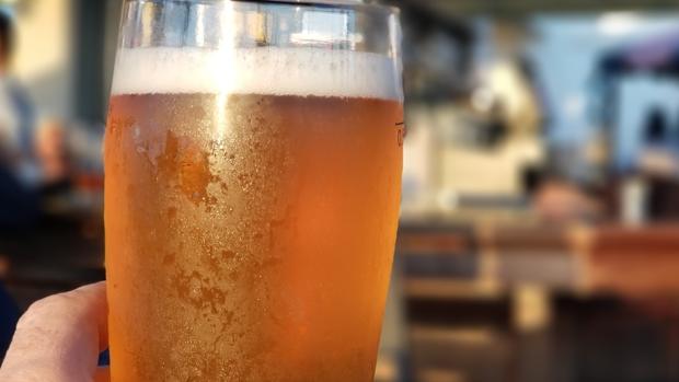 La afición favorita de uno de cada dos andaluces es salir con los amigos a tomar cañas
