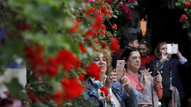 Visitantes en el patio de la calle Postrera, 28
