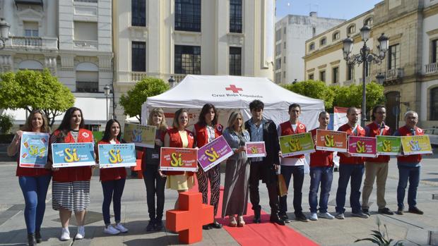 Participantes en el desfile, con la presidenta de Cruz Roja y Palomo Spain