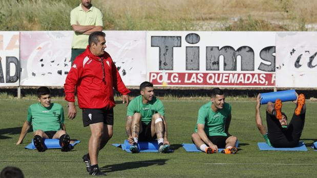 El entrenador del Córdoba CF, José Ramón Sandoval, en el entrenamiento
