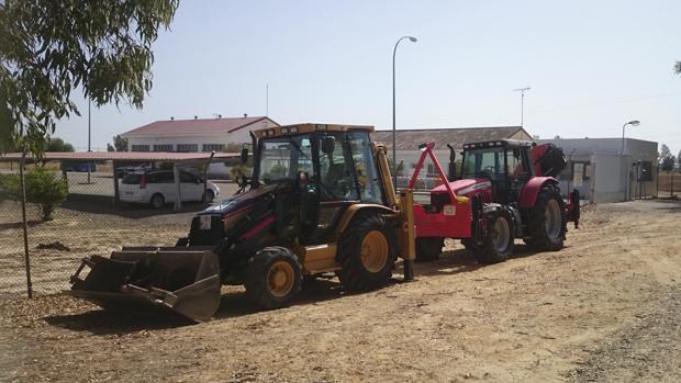 Dos excavadoras en el entorno del Parque Nacional de Doñana