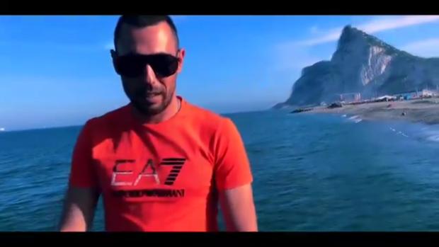 Captura de pantalla del videoclip, grabado en La Línea, y con el Peñón de Gibraltar al fondo