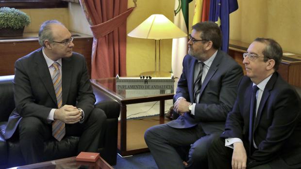 El presidente de la Cámara de Cuentas (centro), junto a Juan Pablo Durán y Rafael Salas