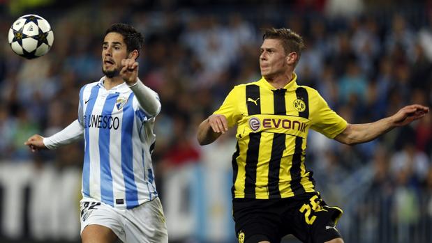Isco Alarcón y Lukasz Pisczek compiten en el Málaga-Borussia Dortmund de Champions League