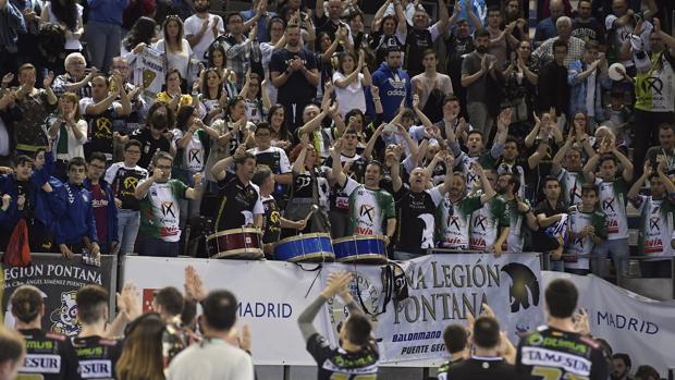 La afición del Ángel Ximénez aplaude a la plantilla del equipo de Puente Genil en la Copa del Rey