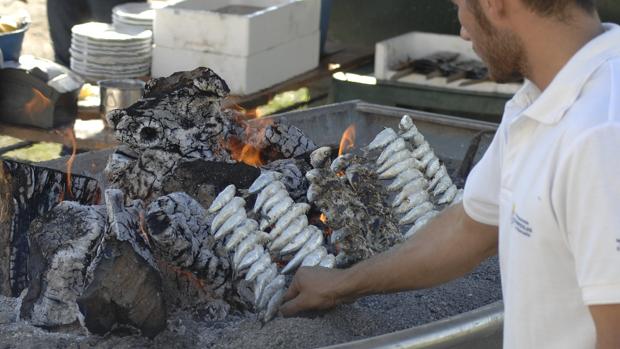 Espetos de sardinas en un chiringuito de Málaga