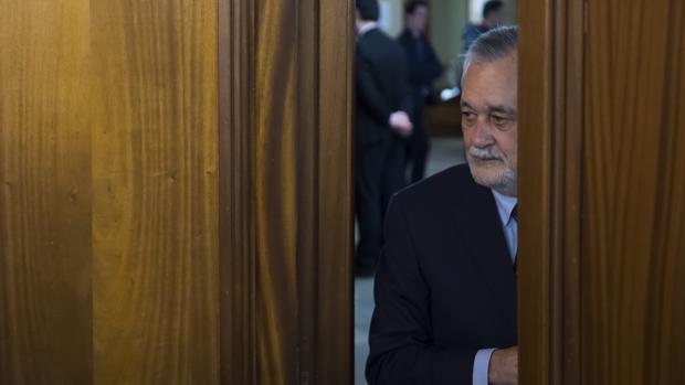 Griñán accede a la Sala de la Audiencia durante una de las sesiones del juicio del caso ERE
