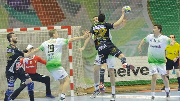 Mario Porras intenta realizar un disparo ante el Helvetia Anaitasuna