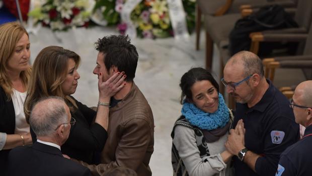 Los padres de Gabriel Cruz durante el entierro del pequeño