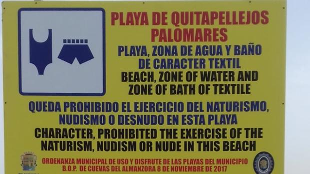 Cartel que informa sobre la prohibición del ejercicio del naturismo en la playa de Palomares.