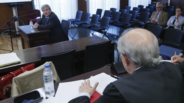 Manuel Gómez, junto a Carmen Martínez Aguayo, al fondo, este miércoles en el juicio