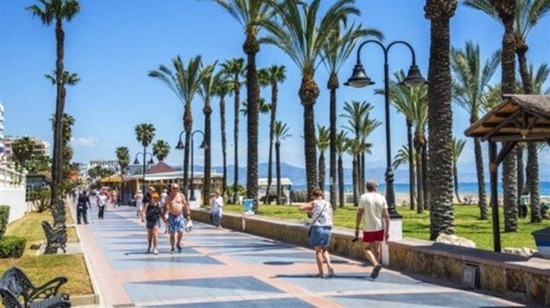 Torremolinos, la aldea pesquera convertida en edén del turismo arcoiris y  de masas