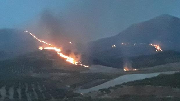 Las llamas se abren paso en el paraje afectado por el incendio en la localidad jiennense de Jódar