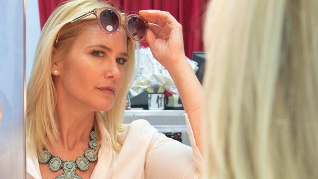 Valeria Mazza en un tocador de la tienda de Starlite con una de las gafas de su colección
