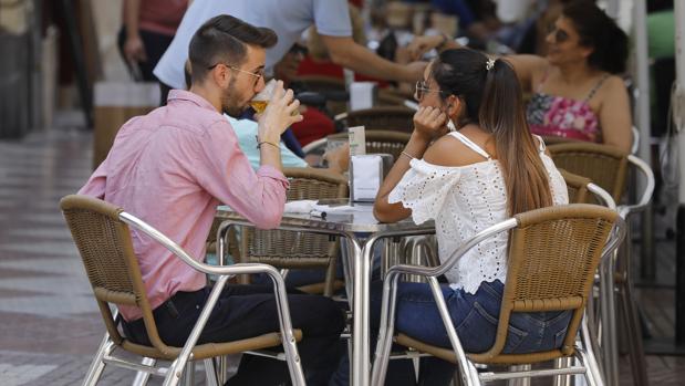 Una pareja de cordobeses toman una caña en una terraza de la ciudad