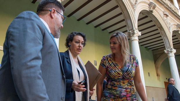 La ministra de trabajo, Magdalena Valerio, junto a la alcaldesa de Baeza