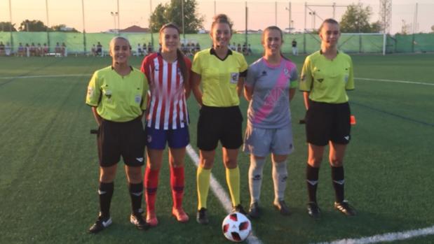 Trío arbitral durante el choque entre el Pozoalbense y el Atlético de Madrid Femenino