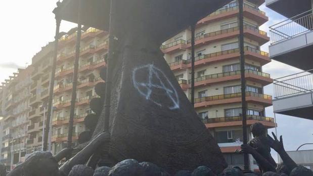 La imagen de la Virgen del Rocío con una pintada.