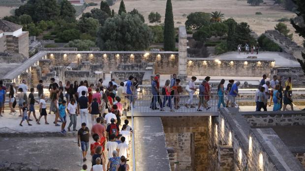 Turistas en una de las visitas nocturnas a Medina Azahara de este año