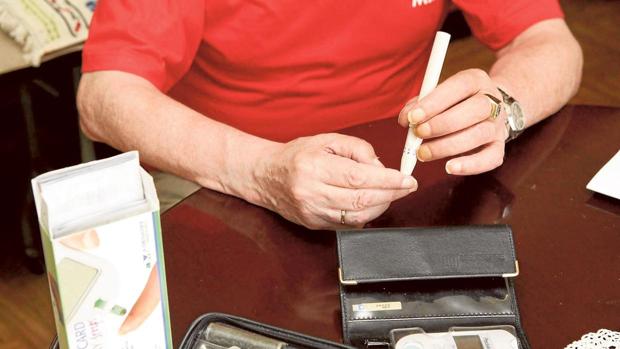 Los diabéticos tienen que medirse a diario el nivel de glucosa en sangre