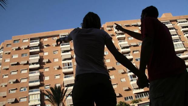 Una pareja a la caza de un piso
