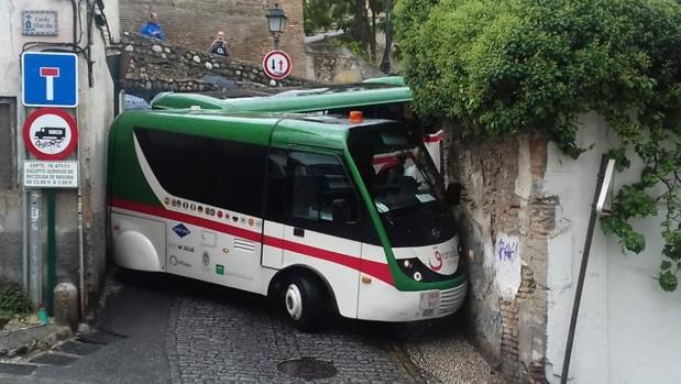 El tren turístico de Granada, después de derrapar por la lluvia en las calles del Albaicín.