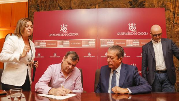 La alcaldesa con los miembros del comité de expertos