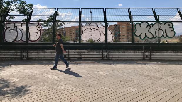En menos de un mes, han aparecido tres pintadas en la pantalla antivándálica.