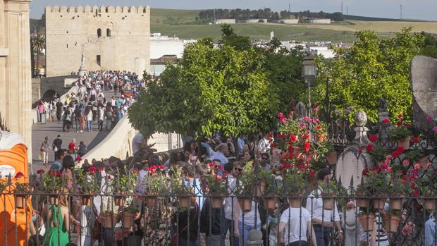 Turistas en el entorno de la Mezquita-Catedral