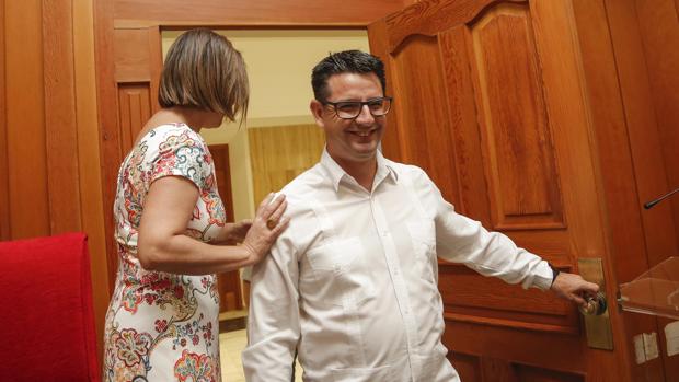 La alcaldesa, Isabel Ambrosio, y el concejal de Urbanismo, Pedro García, en un pleno del Ayuntamiento de Córdoba