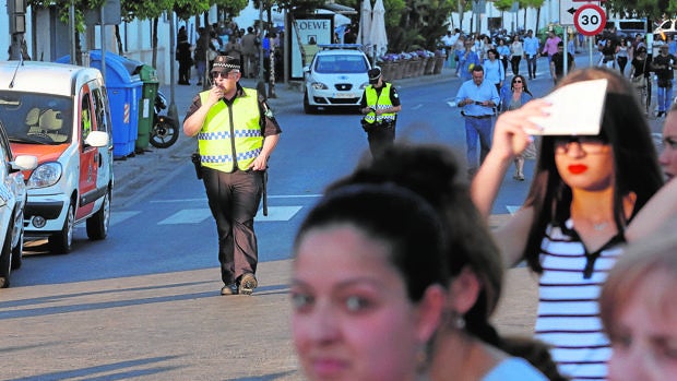 Agentes de la Policía local en una procesión de Semana Santa