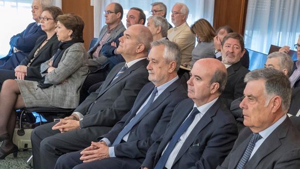 Los ex presidentes Manuel Chaves y José Antonio Griñán, entre otros acusados en el juicio del caso ERE