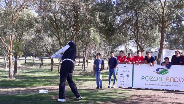 Un golfista inicia un «tee» en el campo de golf de Pozoblanco