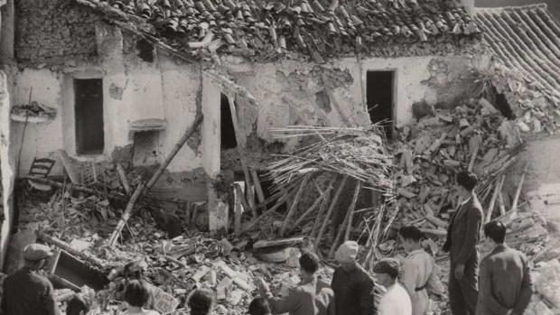 Casa destrozada por una bomba en el barrio de La Villa durante el bombardeo de Cabra
