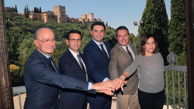 Isabel Ambrosio junto a los alcaldes de M´aga, Granada y Sevilla frente a la Alhambra en 2016