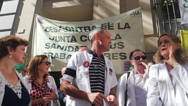 Médicos de Málaga en una protesta frente a la Delegación de Salud
