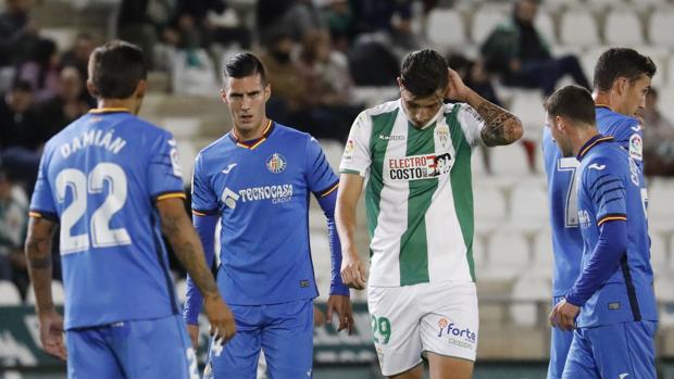 Erik Expósito, rodeado de jugadores del Getafe