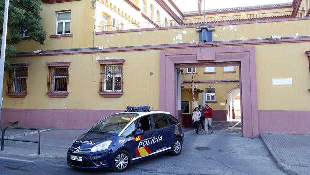 Testigos del fraude de los cursos de formación son interrogados en la comisaría Campo Madre de Dios.