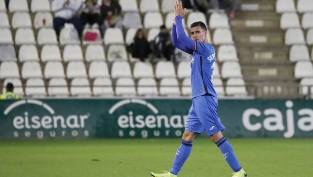 El delantero del Córdoba cedido en el Getafe, Sergi Guardiola, saluda en El Arcángel
