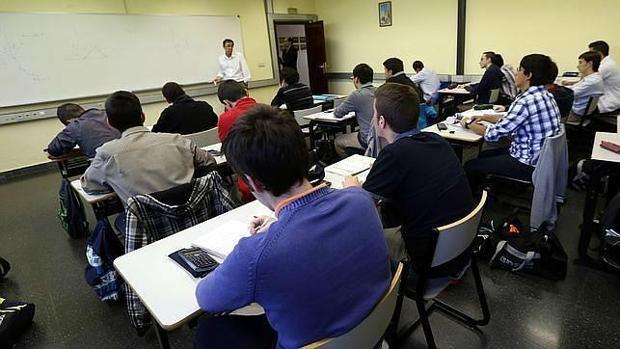 Opositores durante una prueba de acceso a la administración pública
