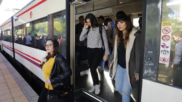 Varias estudiantes se bajan del Media Distancia Villarrubia-Alcolea en la parada del campus de Rabanales