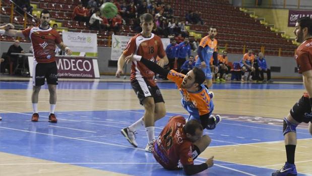 José Antonio Consuegra lanza a portería con el ARS Palma del Río ante el Córdoba Balonmano