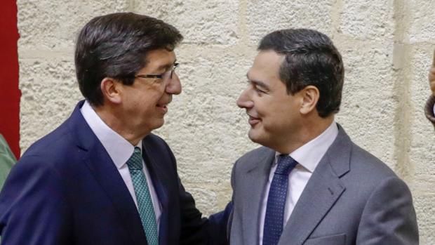 Juan Marín y Juanma Moreno, en el Parlamento andaluz