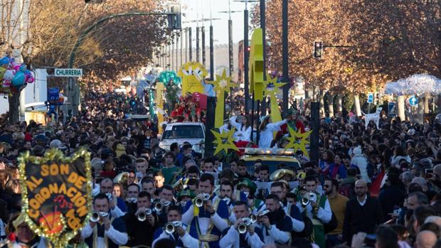 Varias de las carrozas de la Cabalgata de Reyes de Córdoba 2019