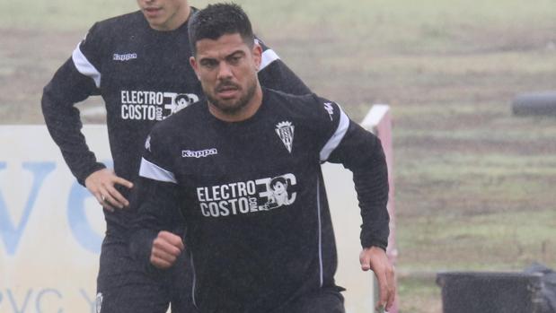 El defensa del Córdoba Aythami Artiles